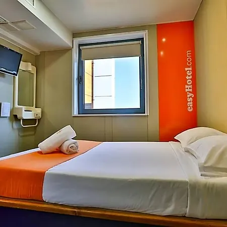 Easyhotel *