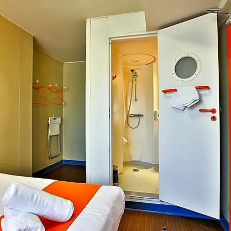 Easyhotel *
