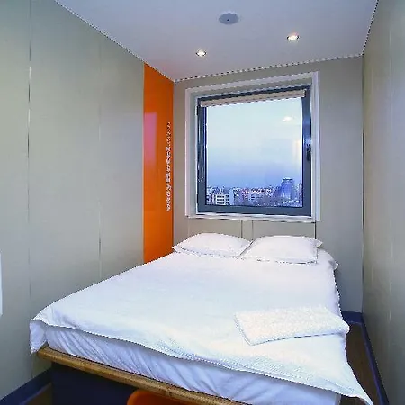 Easyhotel Hotel *