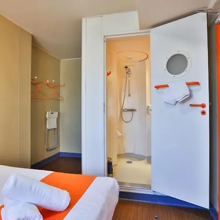Easyhotel Hotel *