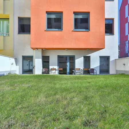 Easyhotel *
