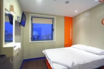 Easyhotel Hotel *