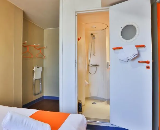 Easyhotel Hotel *