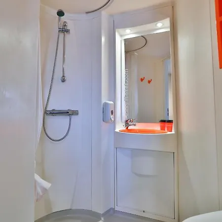 Easyhotel Ξενοδοχείο *