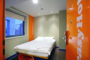 Easyhotel Ξενοδοχείο *